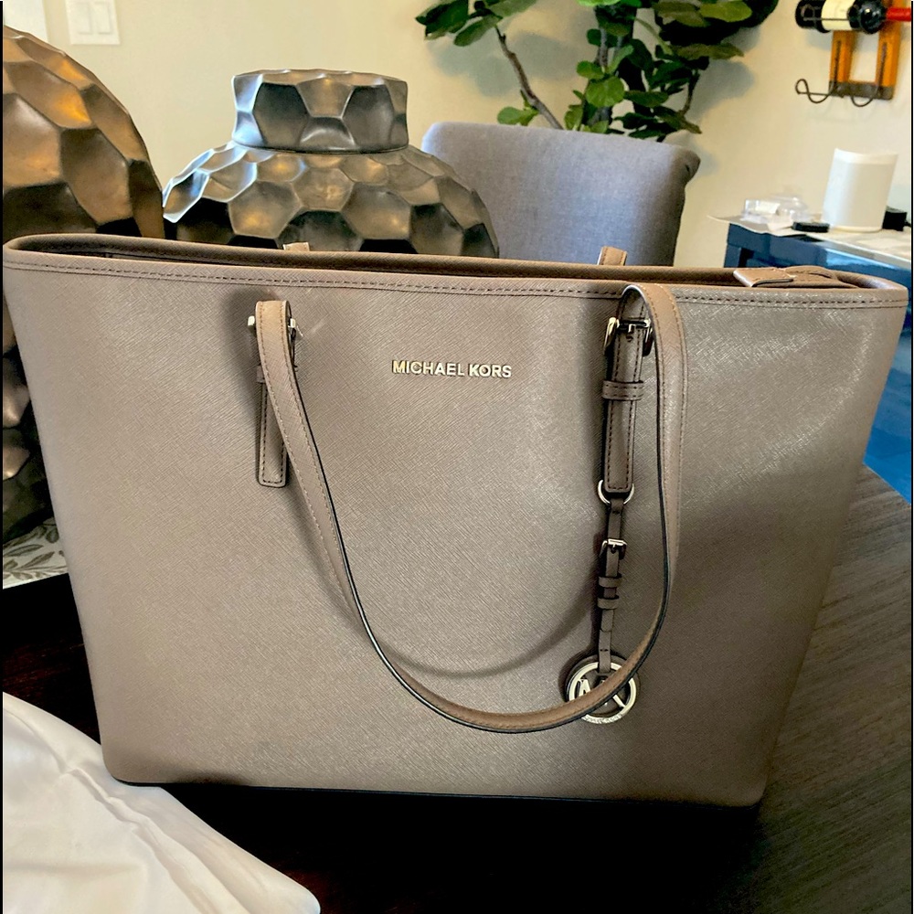 Jet set leather travel tote with protective pocket to carry laptop.